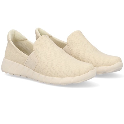 Par de sapatos slip-on bege claro com sola branca e textura perfurada