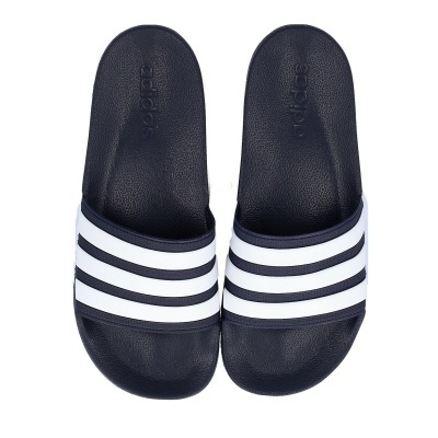 Chinelos Adidas pretos com riscas brancas