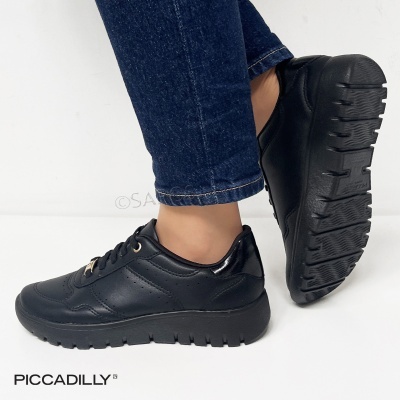 Ténis femininos pretos em pele com sola grossa e detalhe metálico dourado