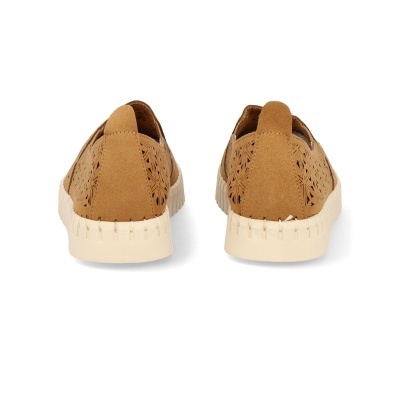 Sapatos castanhos com padrão de recortes e sola branca vistos de trás