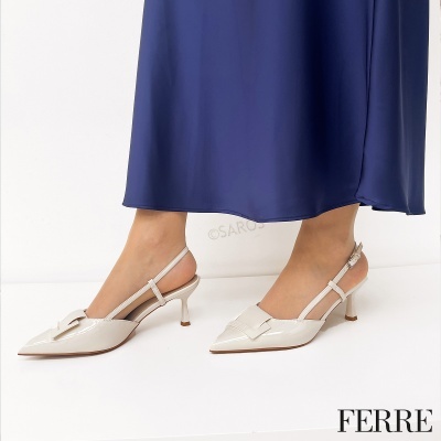 Sapatos de salto alto beje com correia e detalhe quadrado usados com vestido azul