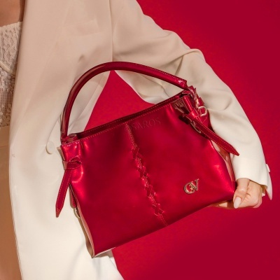 Mala de mão vermelha brilhante com alça curta e detalhes metálicos