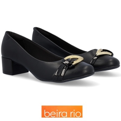 Sapatos pretos em couro sintético com salto baixo e fivela dourada