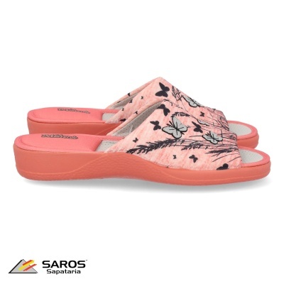 Chinelos cor de coral com padrão floral preto e cinza em fundo branco