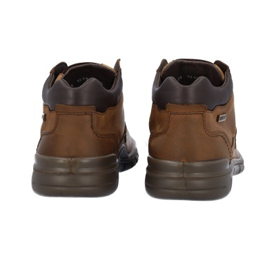 Par de sapatos castanhos em couro com sola grossa cinzenta vistos por trás
