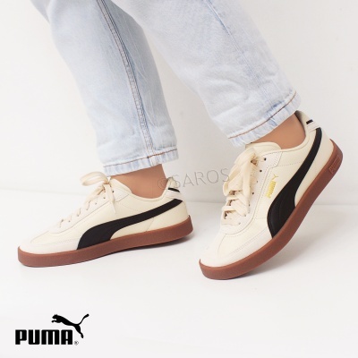 Sapatilhas Puma creme com risca preta e sola castanha usadas com calças de ganga claras