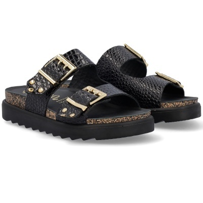 Sandálias pretas com fivelas douradas e sola preta com detalhe em cortiça.