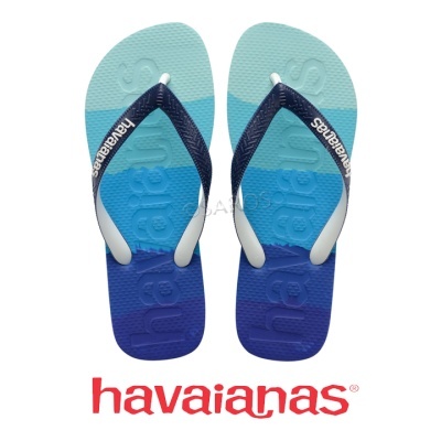 Par de chinelos havaianas azuis com logotipo vermelho havaianas no fundo branco.