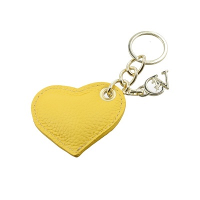 Porta-chaves amarelo em couro texturizado em forma de coração com argola metálica prateada