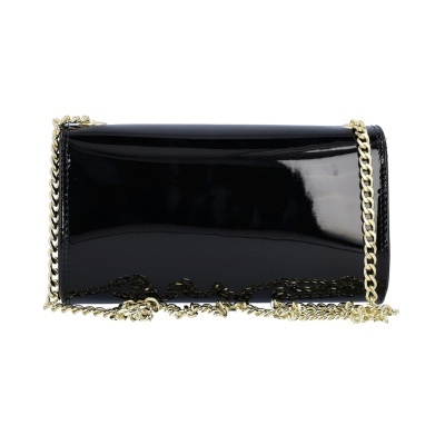 Mala carteira preta em verniz com corrente dourada