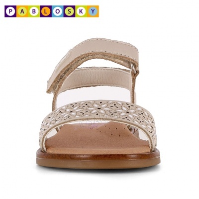 Sandália infantil Pablosky bege com padrão floral recortado