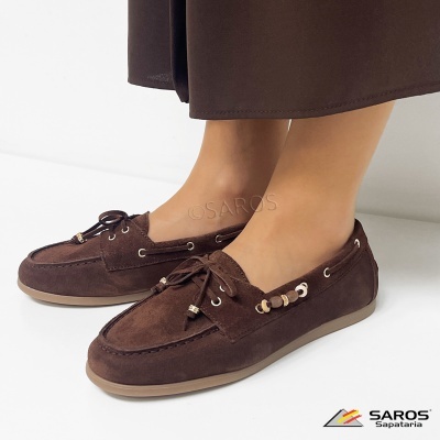 Sapatos mocassim castanhos em camurça com detalhes decorativos