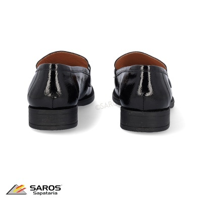Sapatos masculinos pretos de couro vistos de trás com fundo branco e logótipo SAROS Sapataria