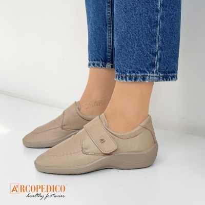 Sapatos casuais bege claro com fecho de velcro e sola de borracha