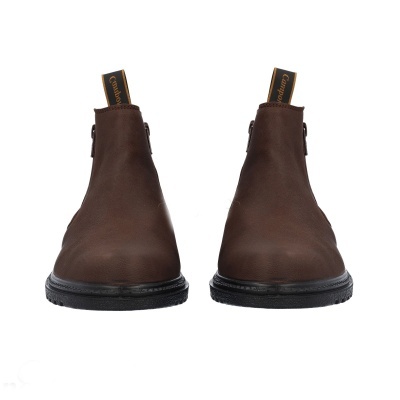 Botins de pele castanhos com sola preta e puxadores com texto Campobasso
