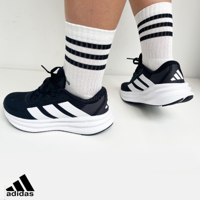 Ténis Adidas pretos e brancos com meias brancas e riscas pretas
