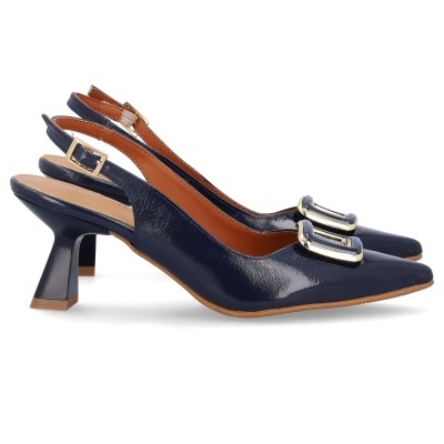 Sapatos de salto médio em couro verniz azul escuro com fivela dourada