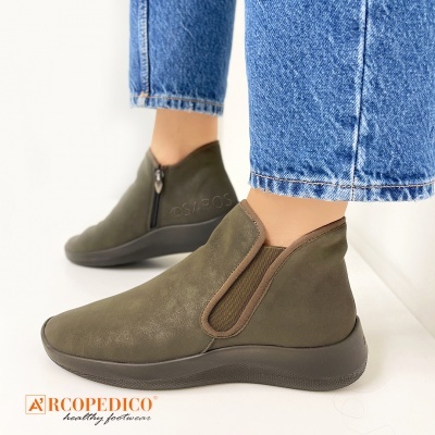 Botins masculinos verde-oliva Arcopedico com sola preta e elástico lateral