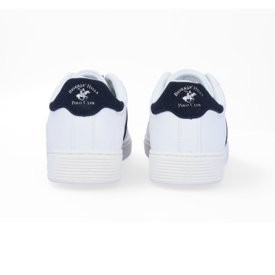 Ténis brancos com detalhe azul escuro e logo branco no calcanhar