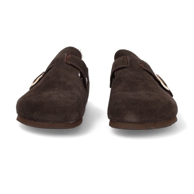 Mocassins castanhos em camurça com fivela bege.