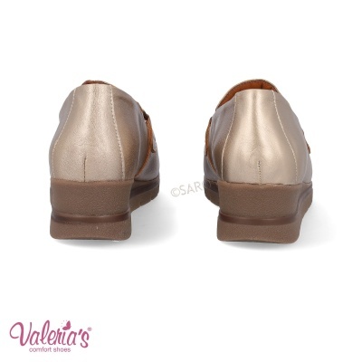 Sapatos femininos Valeria's cor pérola vistos por trás com solado castanho