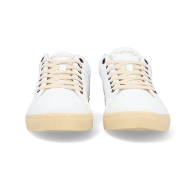 Sapatilhas brancas com sola bege e atacadores bege