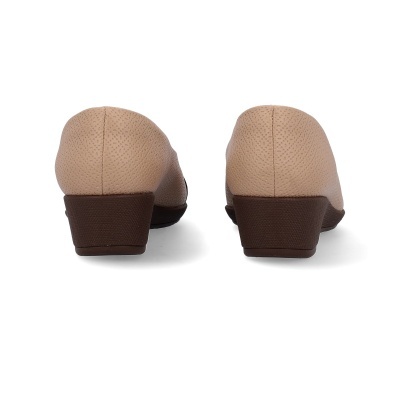 Sapatos de tacão baixo bege vista traseira