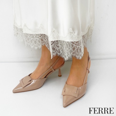 Sapatos de salto em verniz bege com vestido branco e renda na barra.
