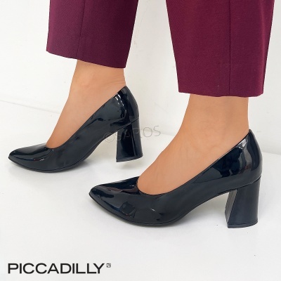 Sapatos de salto médio verniz preto com calças vinho