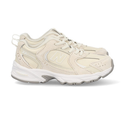 Ténis creme New Balance 530 em fundo branco