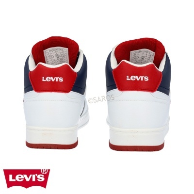 Par de ténis Levi's brancos com detalhes em azul e vermelho, vistos de trás