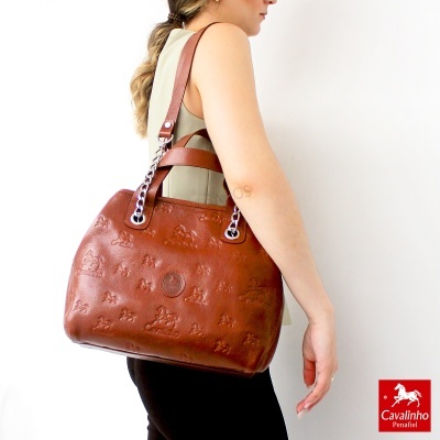 mala de senhora castanha em couro com padrão de cavalos e alças com detalhe metálico