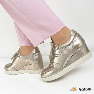 Ténis cunha dourados com sola branca e atacadores sobre fundo branco