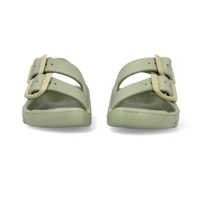 Par de sandálias verdes com duas tiras largas e fivelas ajustáveis