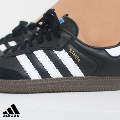Ténis Adidas Samba preto com riscas brancas e sola castanha