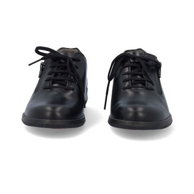 Ténis pretos de pele com atacadores e fecho lateral