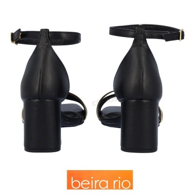 Sandálias de salto alto pretas com tiras e fecho de fivela