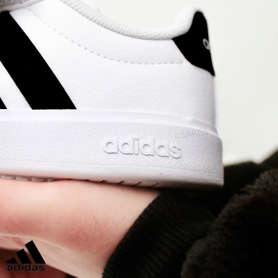 Ténis Adidas branco e preto em pele com logótipo na sola