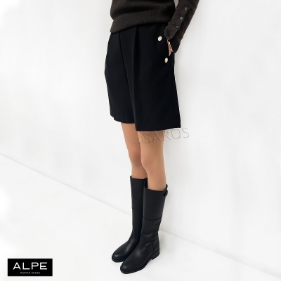 Botas pretas de pele, calções pretos com botões dourados e casaco castanho com botões