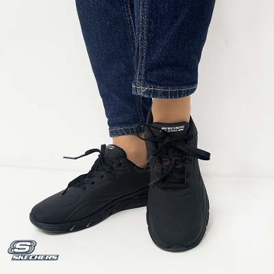 Ténis esportivos pretos Skechers com atacadores e calças de ganga azul escuro