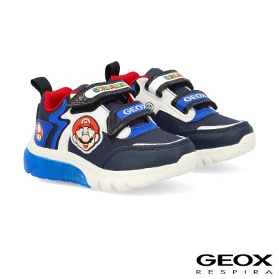 Ténis infantis Geox azul, branco, vermelho e preto com personagens Super Mario, fecho de velcro.