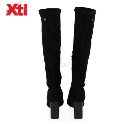 Botas altas pretas com salto quadrado da marca Xti