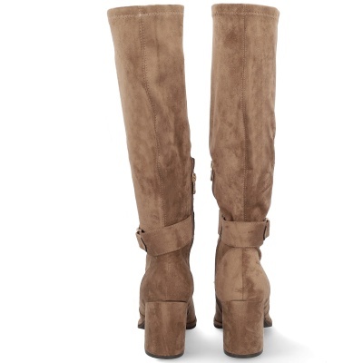 Botas altas castanho claro de camurça com salto quadrado e fivela