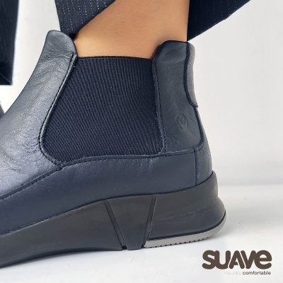 Bota Chelsea preta em pele com elástico lateral preto