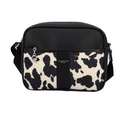 Mala tiracolo preta com padrão preto e branco em pele sintética