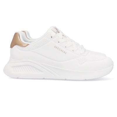 Ténis branco Skechers com detalhe dourado no calcanhar