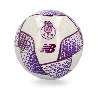 Bola de futebol branca e roxa com logótipo FCP e NB