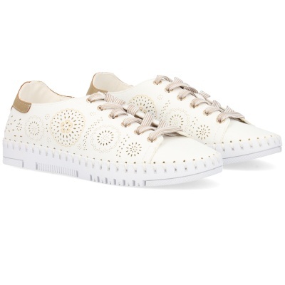 Ténis brancos com padrões perfurados circulares e atacadores bege
