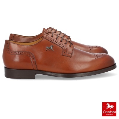 Sapatos de couro castanho claro com atacadores, detalhe metálico de cavalo e sola preta