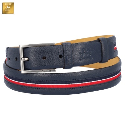 Cinto de couro azul com detalhe em vermelho, branco e azul e fivela metálica prateada